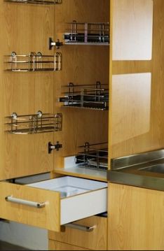 Zamocowane uchwyty i półeczki to dodatkowy sposób na zorganizowanie szafek kuchennych.